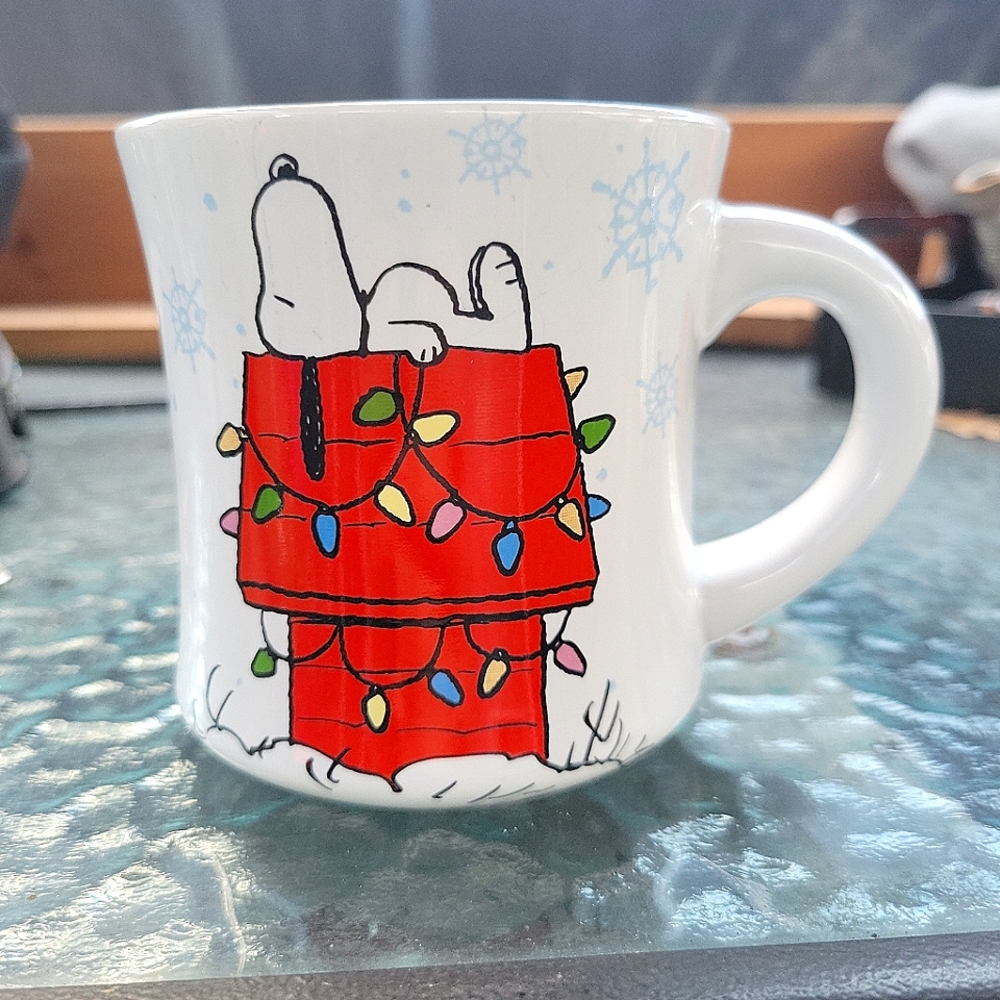 Peanuts SNOOPY & Woodstock MUG Home Sweet Home Christmas Decorated Doghouse 2012